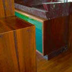 Design de interiores, projeto de cozinha incluindo o desenho para a pia, com ângulos, arestas e volumes inusitados, construída em mármore italiano também aplicado nos rodapés com mais de 15 centímetros de altura; ainda o desenho do gabinetes, gaveteiros, colunas com nichos, paredes falsas e baú, finalizado com acabamentos em folhas de madeira e tintas laca em 5 tons, vernizes, polimentos e enceramentos.